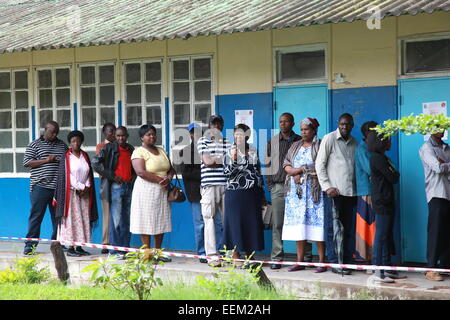 Lusaka, Zambie. 20 Jan, 2015. Les gens attendent pour voter à un bureau de scrutin à Lusaka, capitale de la Zambie, le 20 janvier 2015. La Zambie a tenu de l'élection présidentielle de mardi. Credit : Peng Lijun/Xinhua/Alamy Live News Banque D'Images