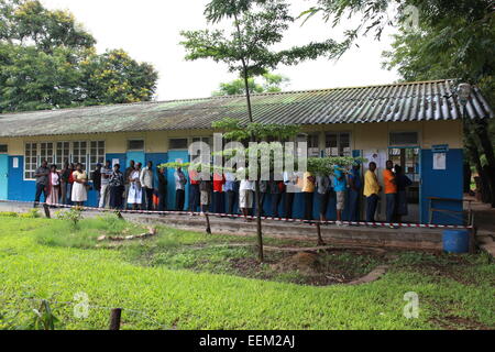 Lusaka, Zambie. 20 Jan, 2015. Les gens attendent pour voter à un bureau de scrutin à Lusaka, capitale de la Zambie, le 20 janvier 2015. La Zambie a tenu de l'élection présidentielle de mardi. Credit : Peng Lijun/Xinhua/Alamy Live News Banque D'Images