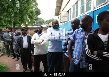 Lusaka, Zambie. 20 Jan, 2015. Les gens attendent pour voter à un bureau de scrutin à Lusaka, capitale de la Zambie, le 20 janvier 2015. La Zambie a tenu de l'élection présidentielle de mardi. Credit : Peng Lijun/Xinhua/Alamy Live News Banque D'Images