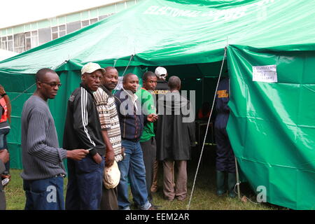 Lusaka, Zambie. 20 Jan, 2015. Les gens attendent pour voter à un bureau de scrutin à Lusaka, capitale de la Zambie, le 20 janvier 2015. La Zambie a tenu de l'élection présidentielle de mardi. Credit : Peng Lijun/Xinhua/Alamy Live News Banque D'Images