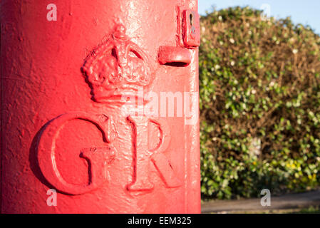 Close up d'un George V monogram rouge sur un post box extérieur Cheshunt, Bibliothèque Banque D'Images