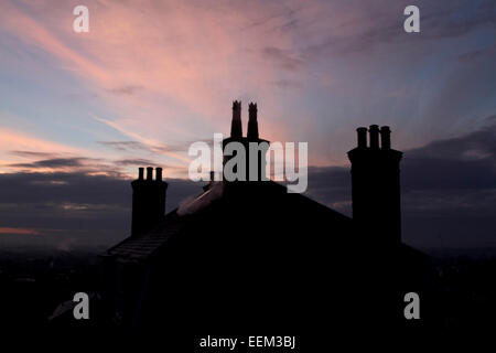 Wimbledon, Londres, Royaume-Uni. 20 Jan, 2015. Billows de vapeur sur les toits de forme un matin froid avec des températures de gel dans le sud-ouest de London Crédit : amer ghazzal/Alamy Live News Banque D'Images