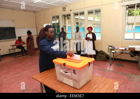 Lusaka, Zambie. 20 Jan, 2015. Électeur dépose un bulletin de vote à Lusaka, capitale de la Zambie, le 20 janvier 2015. La Zambie a tenu de l'élection présidentielle de mardi. Credit : Peng Lijun/Xinhua/Alamy Live News Banque D'Images