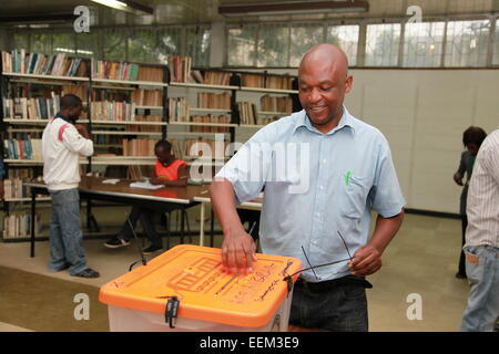 Lusaka, Zambie. 20 Jan, 2015. Électeur dépose un bulletin de vote à Lusaka, capitale de la Zambie, le 20 janvier 2015. La Zambie a tenu de l'élection présidentielle de mardi. Credit : Peng Lijun/Xinhua/Alamy Live News Banque D'Images