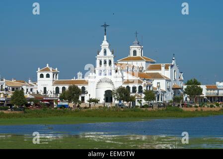 Ermitage de El Rocío dans la lagune du parc National de Doñana, El Rocio, Costa de la Luz, Andalousie, Espagne Banque D'Images