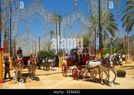 Voitures à la Feria del Caballo, Jerez de la Frontera, Andalousie, Espagne Banque D'Images