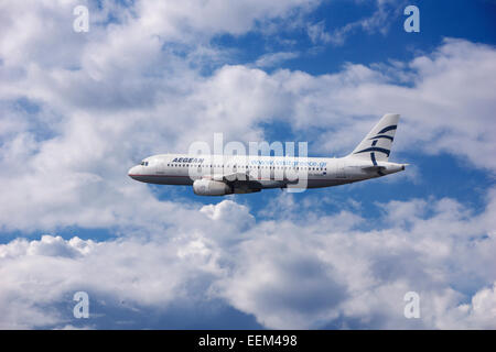 SX-DGD Aegean Airlines Airbus A320-232 im Flug Banque D'Images