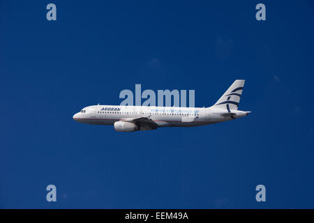 SX-DGD Aegean Airlines Airbus A320-232 im Flug Banque D'Images