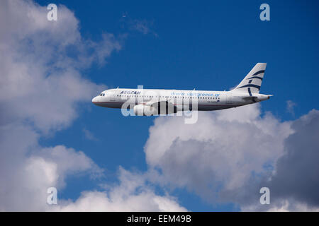 SX-DGD Aegean Airlines Airbus A320-232 im Flug Banque D'Images