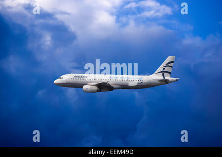 SX-DGD Aegean Airlines Airbus A320-232 im Flug Banque D'Images