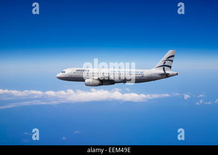 SX-DGD Aegean Airlines Airbus A320-232 im Flug über dem Mittelmeer Banque D'Images