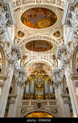 L'orgue, du stuc et des fresques dans la nef, baroque, la cathédrale St Stephen, Passau, Thuringe, Bavière, Allemagne Banque D'Images