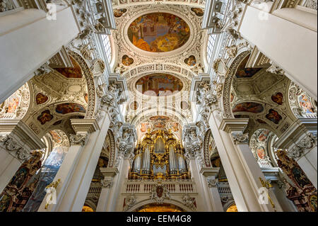 L'orgue, du stuc et des fresques dans la nef, baroque, la cathédrale St Stephen, Passau, Thuringe, Bavière, Allemagne Banque D'Images