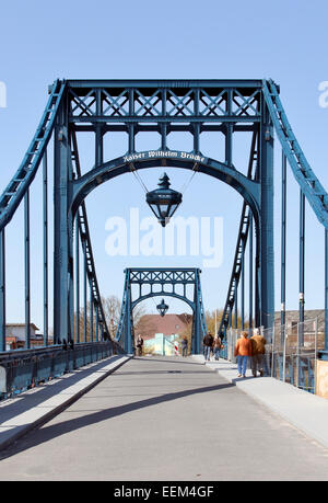 Wilhelm Kaiser Bridge, pont tournant historique de 1907 dans le port, Wilhelmshaven, Basse-Saxe, Allemagne Banque D'Images