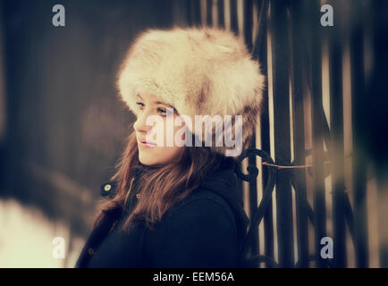Jeune femme portant un chapeau de fourrure, portrait Banque D'Images