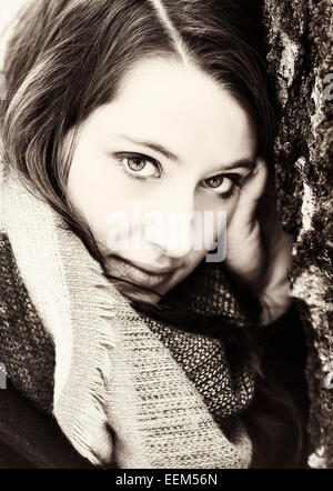 Une jeune femme portant un foulard, portrait Banque D'Images