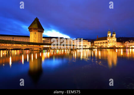 Pont de la chapelle avec un tour de l'eau et l'église des Jésuites sur la rivière Reuss, au crépuscule, en centre ville historique, Lucerne, Canton de Lucerne Banque D'Images