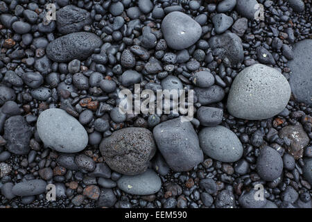 Des roches de lave noire du surf sur la côte, cailloux noirs avec bords arrondis, les galets, près de Los Hervideros, Lanzarote Banque D'Images