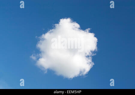 Seul nuage blanc sur fond de ciel bleu profond Banque D'Images