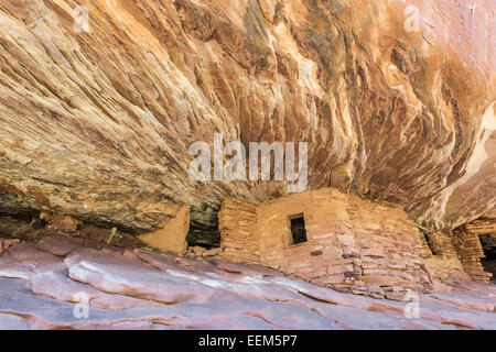 Feu à la maison, l'ancien grain storage sous un surplomb rocheux, mule canyon, Utah, united states Banque D'Images