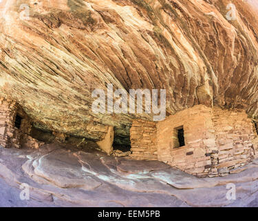 Feu à la maison, l'ancien grain storage sous un surplomb rocheux, mule canyon, Utah, united states Banque D'Images