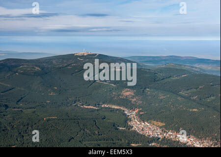 Vue aérienne, la résine avec la montagne Brocken, 1141.2 m au-dessus du niveau de la mer, village de Schierke à l'avant, Parc National de Harz Banque D'Images