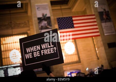 Un "Quand allons-nous être libres ?" vu de l'étiquette à Grand Central Station. Des centaines de manifestants à Harlem pendant la journée Martin Luther King se sont réunis à démonstration Malcolm X Blvd. et de Central Park au nord pour un "rêve4Justice' mars à l'Organisation des Nations Unies, rempli Foley Square à Manhattan et met en scène un die-in au Grand Central Terminal. Credit : Geovien Si/Pacific Press/Alamy Live News Banque D'Images