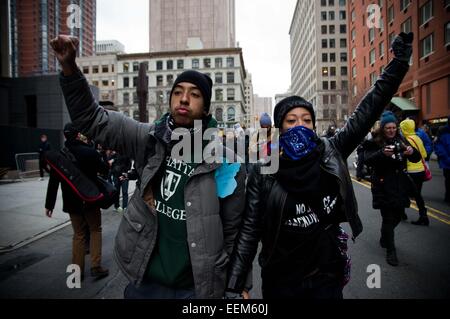 Les manifestants tenir mutuellement dans la main de soutenir des centaines de manifestants à Harlem pendant la journée Martin Luther King se sont réunis à démonstration Malcolm X Blvd. et de Central Park au nord pour un "rêve4Justice' mars à l'Organisation des Nations Unies, rempli Foley Square à Manhattan et met en scène un die-in au Grand Central Terminal. Credit : Geovien Si/Pacific Press/Alamy Live News Banque D'Images