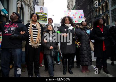 Les manifestants chanter la chanson 'Je ne peux pas respirer" en marchant sur Broadway. Des centaines de manifestants à Harlem pendant la journée Martin Luther King se sont réunis à démonstration Malcolm X Blvd. et de Central Park au nord pour un "rêve4Justice' mars à l'Organisation des Nations Unies, rempli Foley Square à Manhattan et met en scène un die-in au Grand Central Terminal. Credit : Geovien Si/Pacific Press/Alamy Live News Banque D'Images