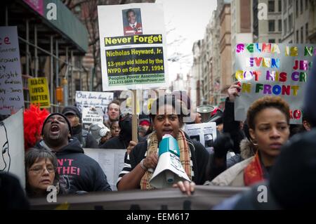 Les manifestants chanter la chanson 'Je ne peux pas respirer" en marchant sur Broadway. Des centaines de manifestants à Harlem pendant la journée Martin Luther King se sont réunis à démonstration Malcolm X Blvd. et de Central Park au nord pour un "rêve4Justice' mars à l'Organisation des Nations Unies, rempli Foley Square à Manhattan et met en scène un die-in au Grand Central Terminal. Credit : Geovien Si/Pacific Press/Alamy Live News Banque D'Images