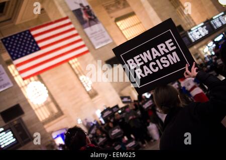 Un "Méfiez-vous le racisme' placard vu dans la gare Grand Central des centaines de manifestants à Harlem pendant la journée Martin Luther King se sont réunis à démonstration Malcolm X Blvd. et de Central Park au nord pour un "rêve4Justice' mars à l'Organisation des Nations Unies, rempli Foley Square à Manhattan et met en scène un die-in au Grand Central Terminal. Credit : Geovien Si/Pacific Press/Alamy Live News Banque D'Images