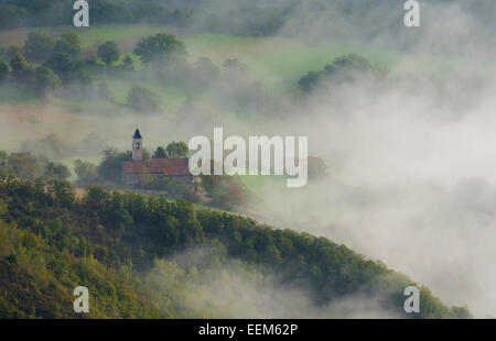 Vue aérienne d'une petite église dans le brouillard, le Mont Cucco, Apennins, Ombrie, Italie Banque D'Images