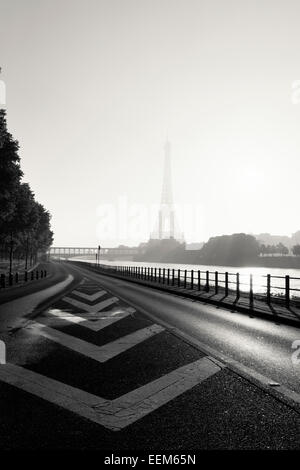 France, Paris, vue de la Tour Eiffel dans le brouillard Banque D'Images