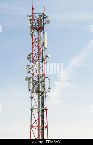Poteau métallique avec des antennes du réseau de téléphonie mobile et l ...