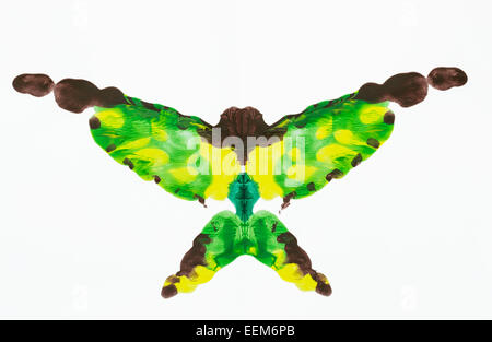 Forme semblable à un papillon fait de mélange de peinture acrylique symétriques, isoler les couleurs sur Blanc Banque D'Images