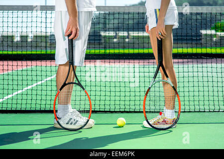 Joueurs détiennent des raquettes de tennis au tennis Banque D'Images