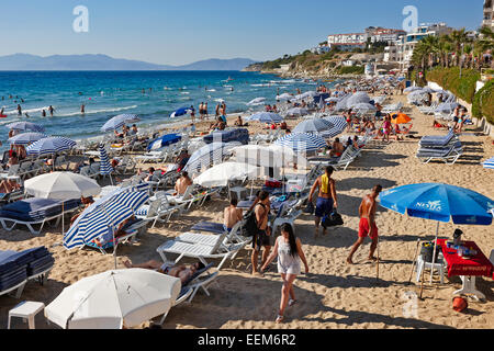 Les gens qui marchent sur la plage des dames. Kusadasi, Aydin, Province de la Turquie. Banque D'Images