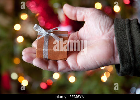 Man holding christmas gift Banque D'Images