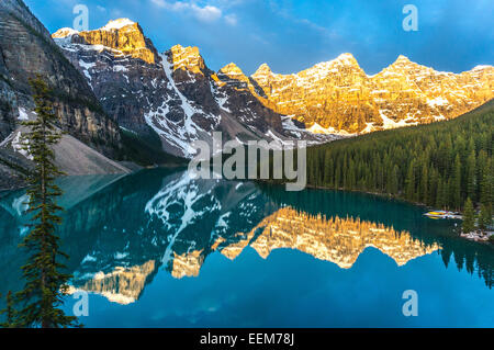Vallée des dix pics se reflétant au lever du soleil dans le lac Morraine, parc national Banff, Alberta, Canada Banque D'Images