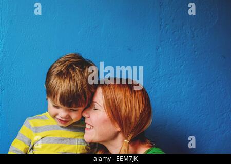 Mère qui nuise le visage de son fils Banque D'Images