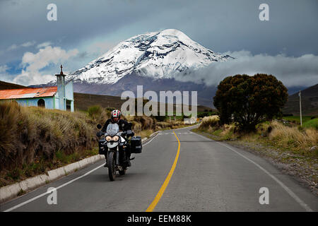 L'Équateur, vue de l'homme équitation moto avec volcan Chimborazo en arrière-plan Banque D'Images