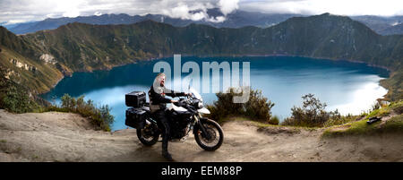 L'Équateur, l'homme sur moto posant contre lake à Laguna Quilotoa Banque D'Images