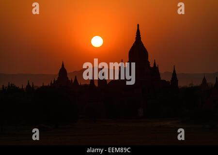 Silhouette de temples au coucher du soleil, Bagan, Myanmar Banque D'Images