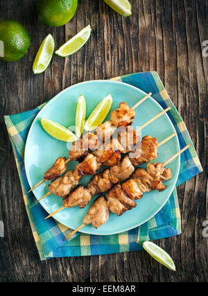 Brochettes de poulet marinées au citron vert Banque D'Images