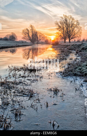 Willingham, près de Cambridge au Royaume-Uni. 20 Jan, 2015. Le soleil se lève sur un matin glacial sur l'Old West River dans le Cambridgeshire Fens que les températures tomber à moins 4 degrés centigrades. L'air froid de l'Arctique a causé à des températures de l'automne avec une nouvelle vague de froid prévue. L'ancienne rivière West fait partie de la rivière Great Ouse découlant du système de l'East Anglia Midlands à King's Lynn et le crédit dans l'état de Julian Eales/Alamy Live News Banque D'Images