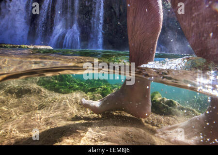 Gros plan du pied de l'homme qui marche dans les eaux claires de Havasu Creek, Arizona, États-Unis Banque D'Images