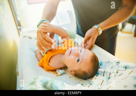 Changer de couche-culotte de père caucasien baby boy Banque D'Images