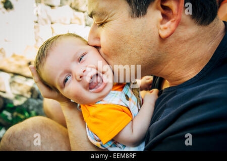 Woman kissing baby boy outdoors Banque D'Images