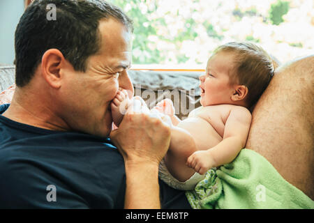 Woman kissing feet of Baby Boy Banque D'Images