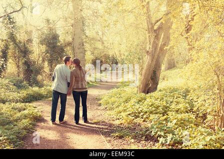 Couple en train de marcher dans le parc Banque D'Images